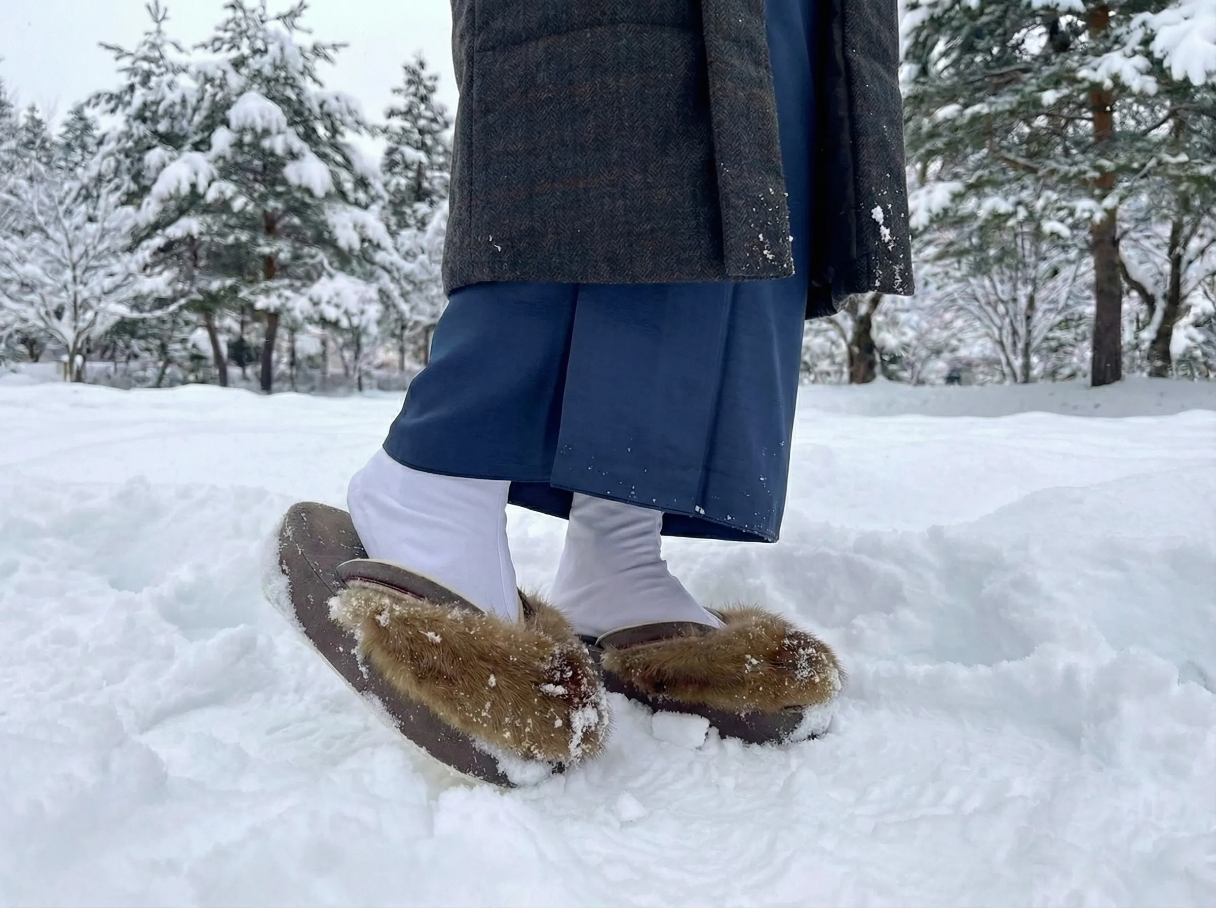 雪道での防寒草履の使用イメージ